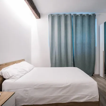 Flora Inn, Scotti's House - Due Passi In Centro 3*