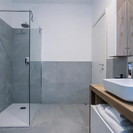 Flora Inn, Scotti's House - Due Passi In Centro 3*