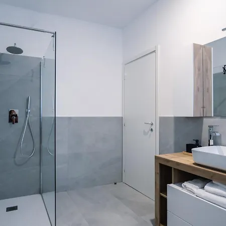 Flora Inn, Scotti's House - Due Passi In Centro 3* Бергамо