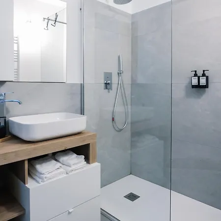Flora Inn, Scotti's House - Due Passi In Centro ゲストハウス 2*