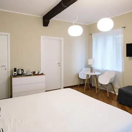 Flora Inn, Scotti's House - Due Passi In Centro 3*