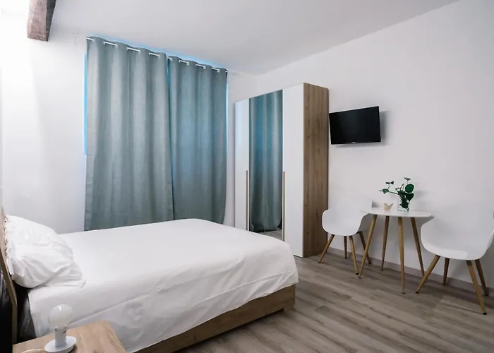 Flora Inn, Scotti's House - Due Passi In Centro