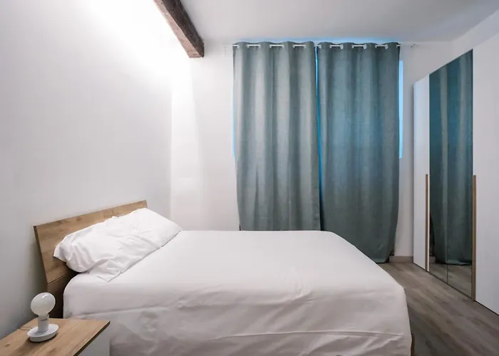 Flora Inn, Scotti's House - Due Passi In Centro Guest house 3*