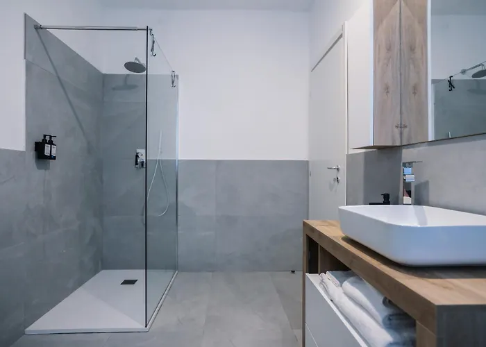 Flora Inn, Scotti's House - Due Passi In Centro 3*