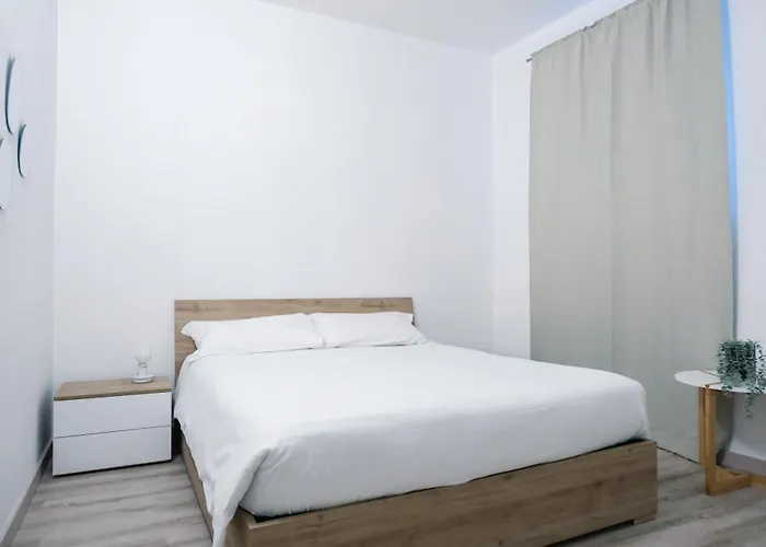 Flora Inn, Scotti's House - Due Passi In Centro Гостьовий будинок