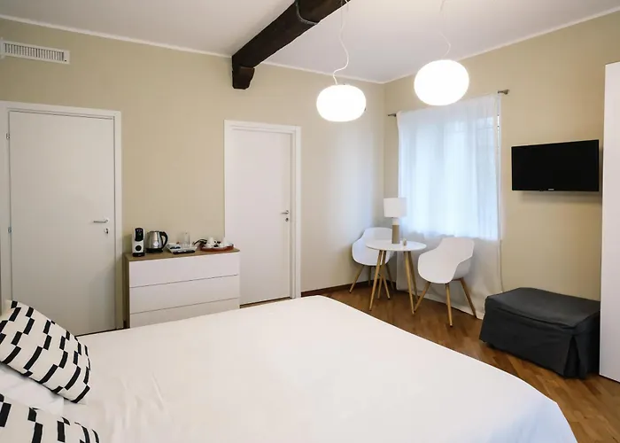 Flora Inn, Scotti's House - Due Passi In Centro 3*