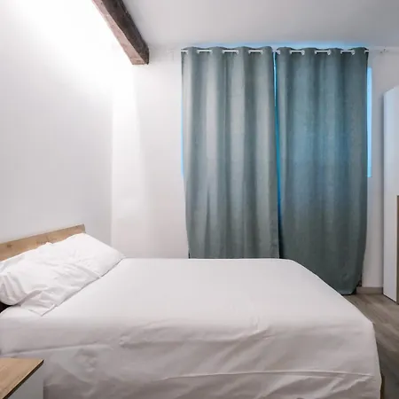 Flora Inn, Scotti's House - Due Passi In Centro 게스트하우스 2*