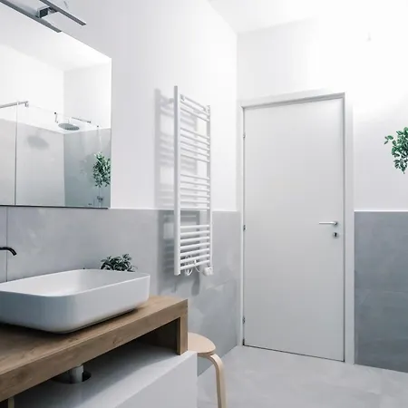 Flora Inn, Scotti's House - Due Passi In Centro 게스트하우스