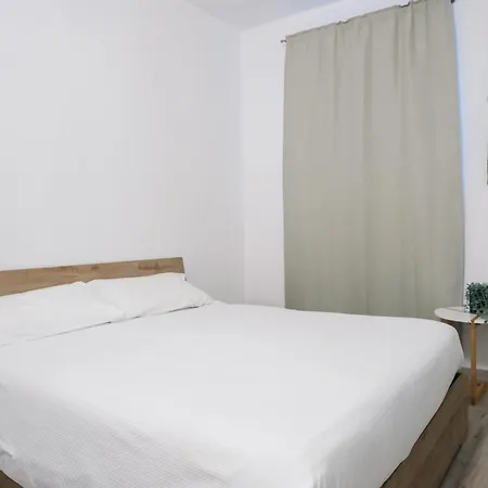 Flora Inn, Scotti's House - Due Passi In Centro 게스트하우스 2*