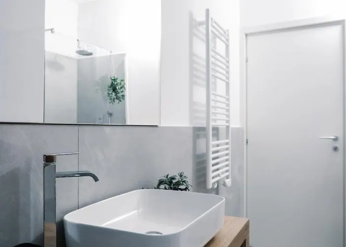 Flora Inn, Scotti's House - Due Passi In Centro 招待所 3*